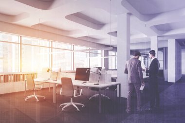 Beyaz açık alanda ofis işadamları