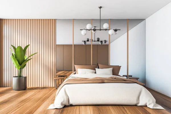 Biała i drewniana sypialnia z lustrem — Zdjęcie stockowe