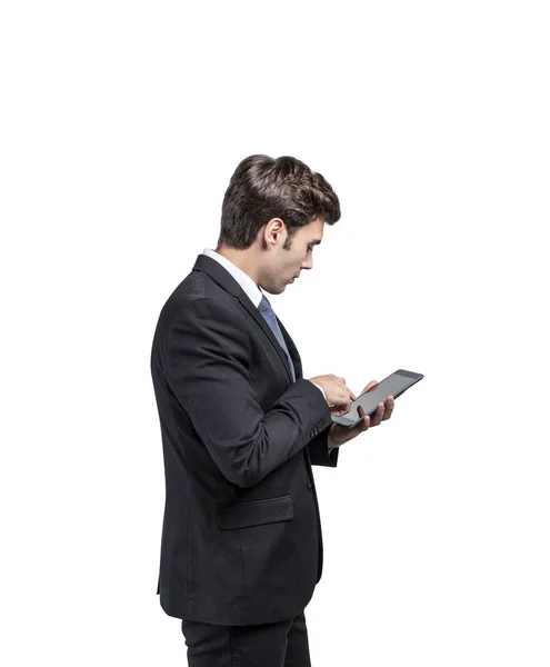 Вид сбоку на бизнесмена с планшетного компьютера — стоковое фото