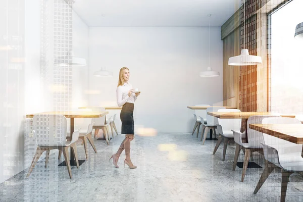 Mujer en restaurante blanco moderno — Foto de Stock