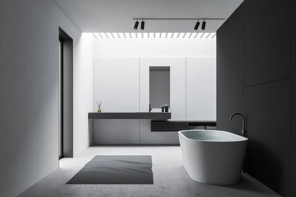 Salle de bain loft gris blanc, baignoire et lavabo, vue latérale — Photo