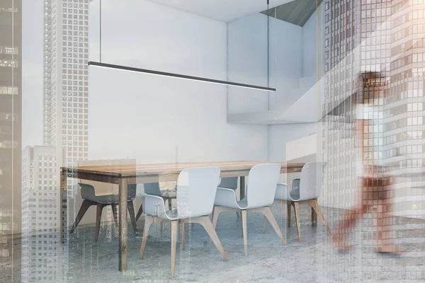 Mujer caminando en comedor blanco con escaleras — Foto de Stock