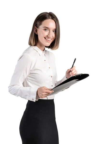 Elinde not panosuyla gülümseyen genç iş kadını — Stok fotoğraf