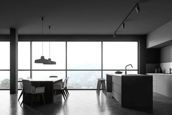 Panoramiczna szara kuchnia z barem i stołem — Zdjęcie stockowe
