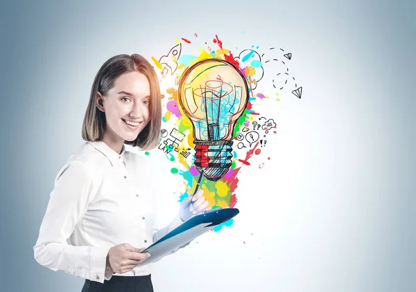 Donna con appunti e la sua idea di business — Foto Stock