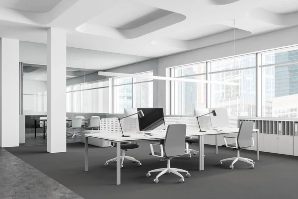 Oficina de espacio abierto blanco con sala de reuniones — Foto de Stock