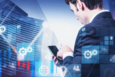 Şehirdeki akıllı telefonu kullanan adam, dijital arayüz