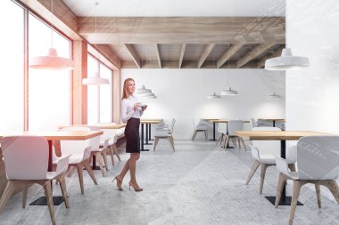 Çatı katındaki beyaz kahve dükkanındaki kadın.