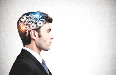 Genç iş adamı beyin fırtınası yapıyor.