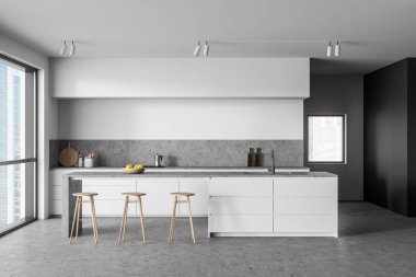 Beyaz ve gri mutfak içi barla kaplı.