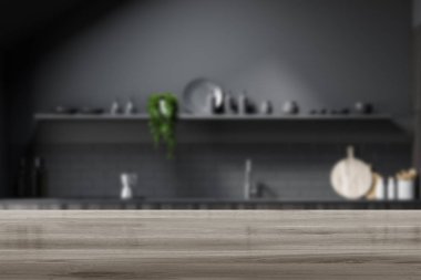 Bulanık gri tavan arasında bir masa.