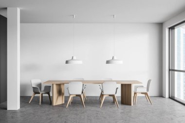 Sütunlu beyaz yemek odası.