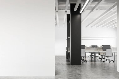 Duvar süslemeli beyaz endüstriyel ofis