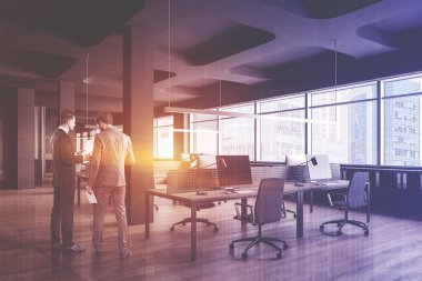 Gri açık alan ofis iş adamları