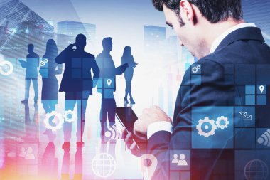 Telefonu ve ekibi olan adam, dijital arayüz.