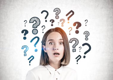 Korkmuş genç bir kadın ve soru işaretleri