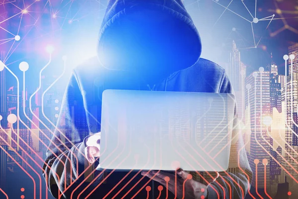 Hacker con laptop in città, interfaccia di rete — Foto Stock