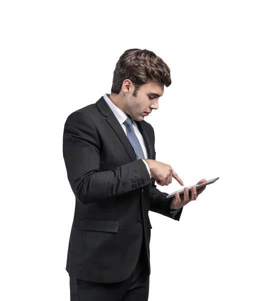 Jovem empresário usando tablet, isolado — Fotografia de Stock