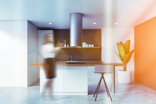 Mulher na cozinha branca e cinza com bar — Fotografia de Stock