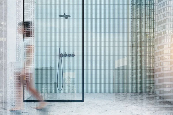 Junge Frau spaziert im blauen Badezimmer mit Dusche — Stockfoto
