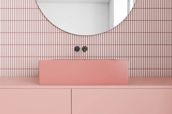 Interior do banheiro rosa com pia e espelho — Fotografia de Stock