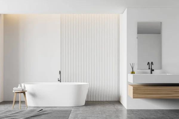 Interior del baño blanco con bañera y lavabo — Foto de Stock