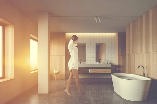 Mulher no banheiro branco iluminado pelo sol — Fotografia de Stock