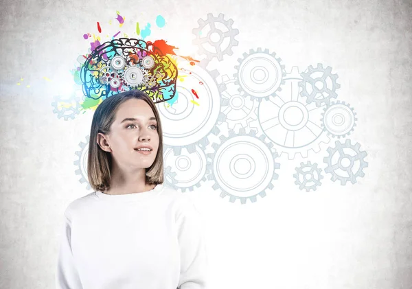 Mujer joven inspirada, dibujo colorido del cerebro — Foto de Stock