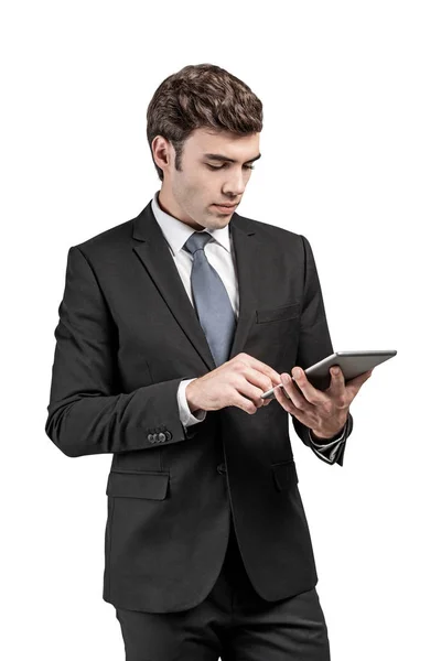 Bonito jovem empresário usando tablet, isolado — Fotografia de Stock