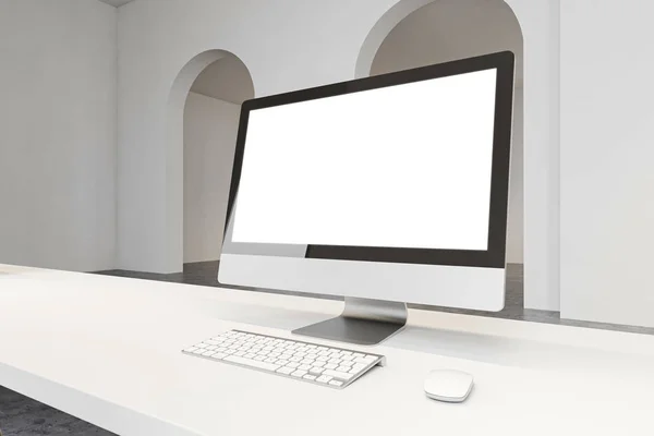Makieta ekranu komputera w przestronnym biurze — Zdjęcie stockowe