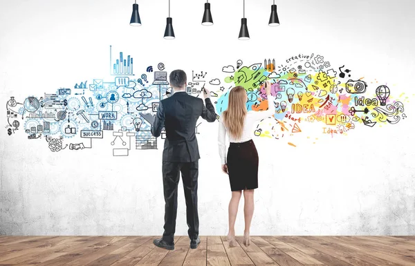 Мужчина и женщина рисуют эскиз бизнес-плана — стоковое фото