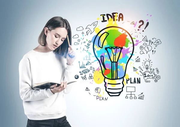 Donna con taccuino e la sua idea di business — Foto Stock