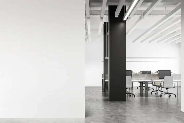 Kancelář v bílém průmyslovém stylu s maketou na zdi — Stock fotografie