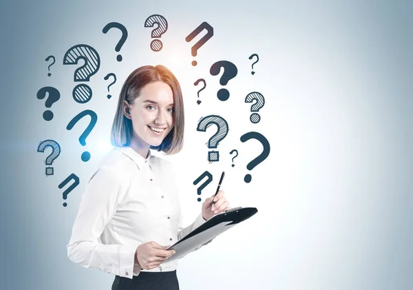 Woman with clipboard and question marks — Stock Photo, Image