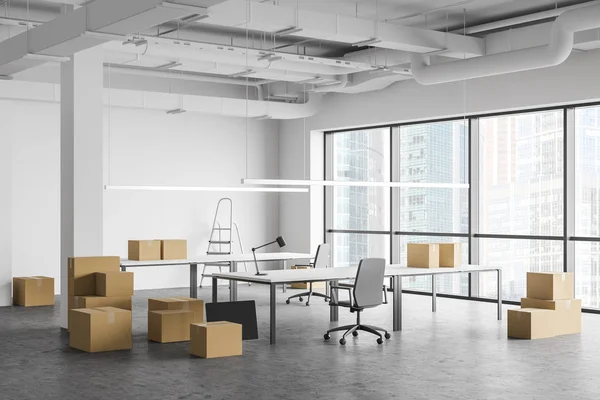 Új irodába, dobozokba és berendezésekbe költözés — Stock Fotó
