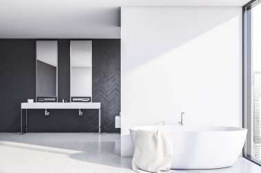 Beyaz ve gri ahşap banyo içi