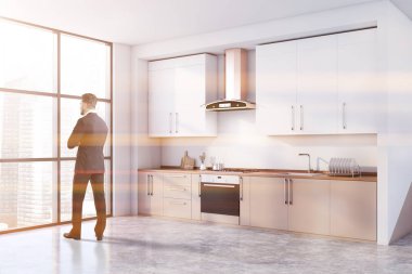 Beyaz ve bej mutfaklı adam.