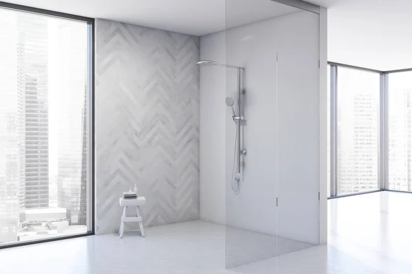 Серые деревянные и белые ванные комнаты с душем — стоковое фото