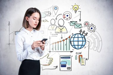 Akıllı telefonu ve iş planı olan bir kadın.