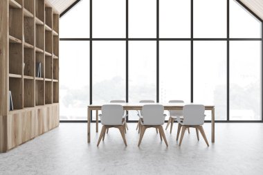 Beyaz tavan arası yemek odası. İçi kitaplıkla dolu.