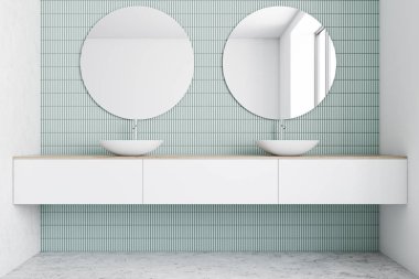 Mavi ve beyaz banyo, çift lavabo.