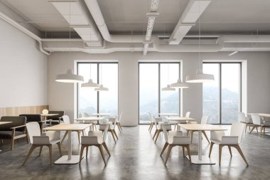 Beyaz duvarlı sanayi tarzı restoran.