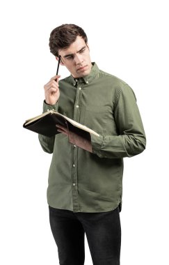 Not defteriyle düşünceli genç bir üniversite öğrencisi.