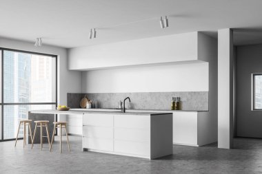 Çatı katının beyaz köşesinde bar var.