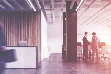 Açık uzay ofisindeki işadamları.