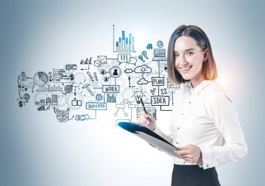 Panosu ve iş planı olan gülümseyen kadın.