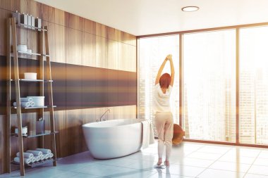 Küvetli panoramik gri banyolu bir kadın.