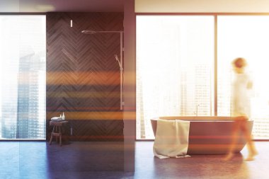 Kadınlar panoramik banyoda, küvette ve duşta yürürler.