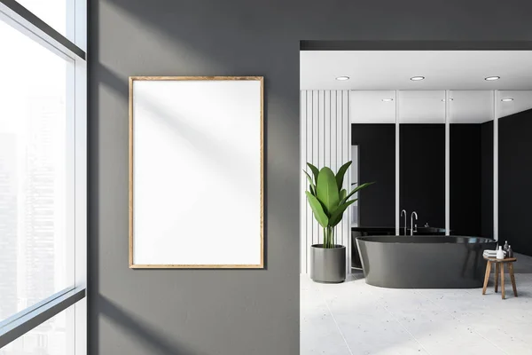 Banheiro cinza e branco, banheira e cartaz — Fotografia de Stock