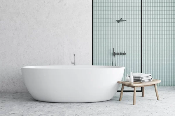 Banheiro azul e branco com banheira e chuveiro — Fotografia de Stock
